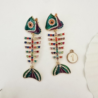 Brincos coloridos em forma de esqueleto de peixe com pedras brilhantes