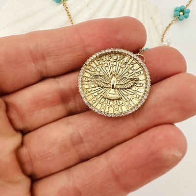 Colar com pendente redondo dourado e corrente decorada com flores azuis e pérolas