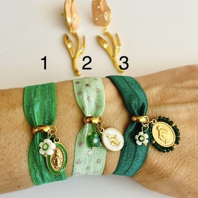 Pulseiras verdes com pendentes dourados e brincos dourados em formato floral