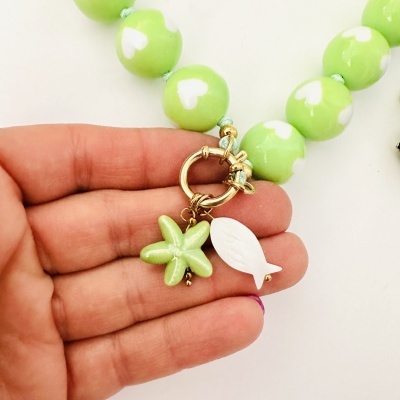 Colar de bolas verdes com corações brancos e pendentes cerâmicos em forma de estrela do mar e peixe