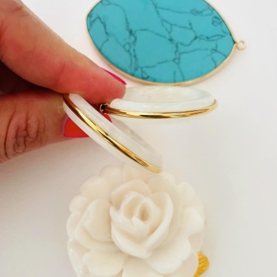 Colar com pendente de flor branca e peça oval turquesa