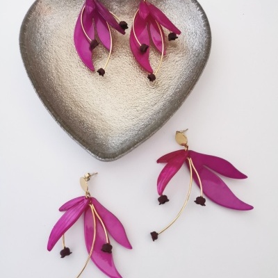 Brincos de folhas violetas com detalhes dourados em prato metálico em forma de coração