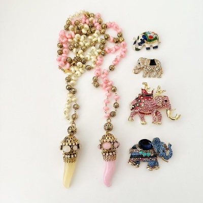 Colar colorido com pendentes e pins de elefantes decorativos