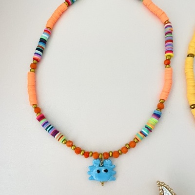 Colar colorido com miçangas e pendente azul em forma de flor