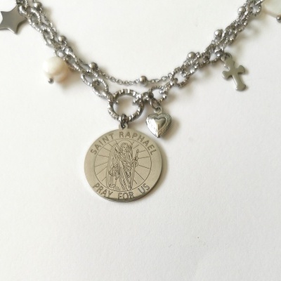 Colar de metal prateado com medalhão de São Rafael e pendentes de coração e cruz