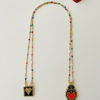 Colar colorido com miçangas e pingentes em forma de coração