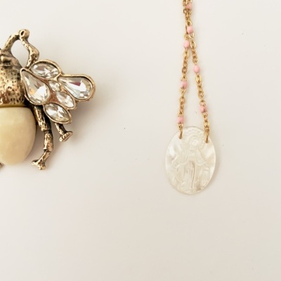 Colar com pendente oval branco e broche em forma de abelha com pedras e detalhes dourados