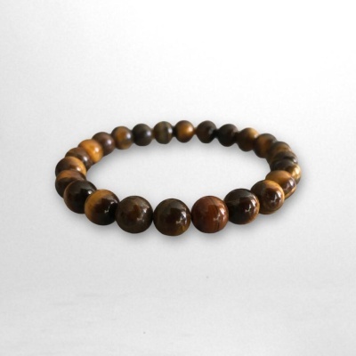 Pulseira de contas redondas de pedra natural castanho e dourado sobre fundo branco