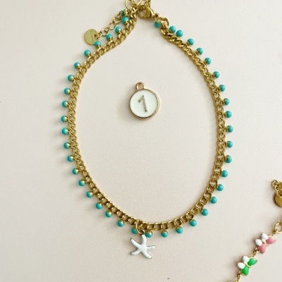 Colar dourado com contas azuis e pingente estrela-do-mar branco