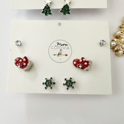 Conjunto de brincos de Natal com estrelas, luvas e cristais em cartão branco