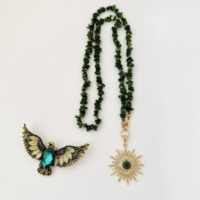Colar verde com pendente olho dourado e broche ave azul