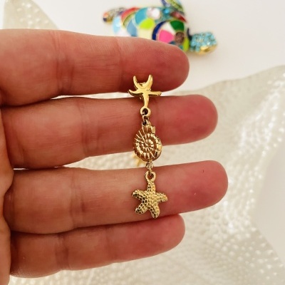 brinco dourado com concha e estrela do mar pendentes