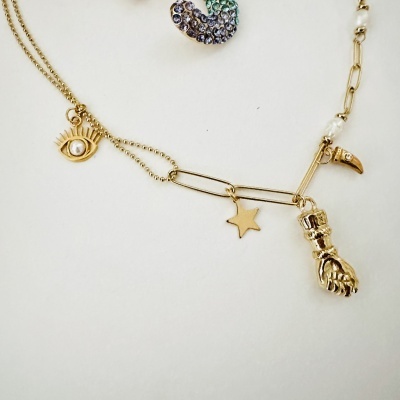 Colar dourado com diversos pendentes e contas brancas