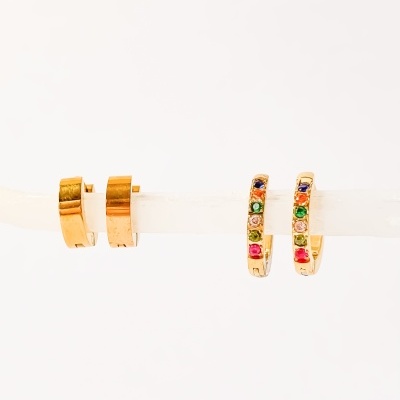 Dois pares de brincos dourados, um com pedras coloridas e outro liso