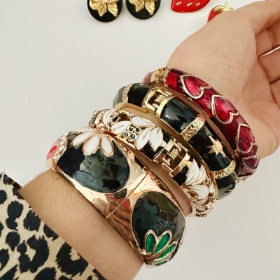 Pulseiras e braceletes coloridos em punho