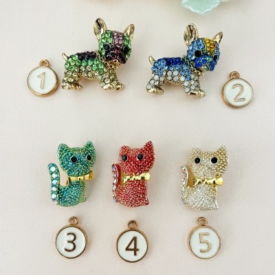 Anéis de animais brilhantes coloridos numerados de 1 a 5 sobre fundo branco.