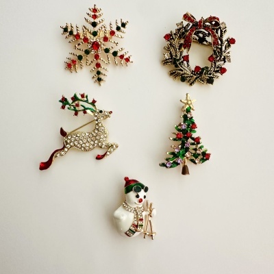 Pins de Natal em metal dourado com pedras coloridas, vários motivos tradicionais