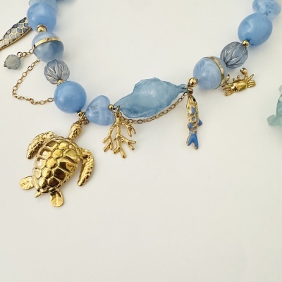 Colar azul com pendentes dourados marinhos