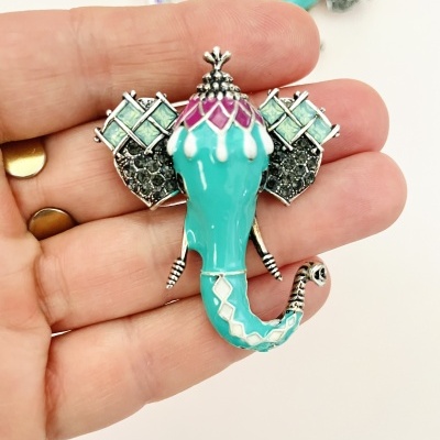 Broche elefante azul turquesa com detalhes em prata e pedras negras