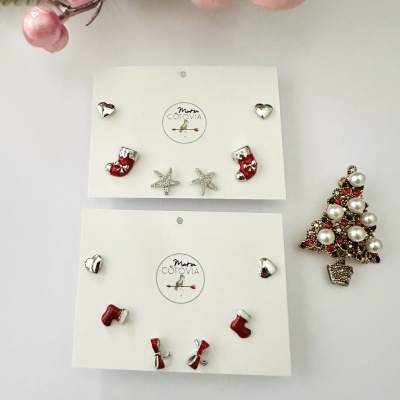 Conjunto de brincos natalícios e broche de árvore de Natal