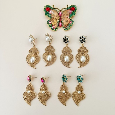 Broche borboleta colorido e seis pares de brincos dourados com pérolas e pedras coloridas