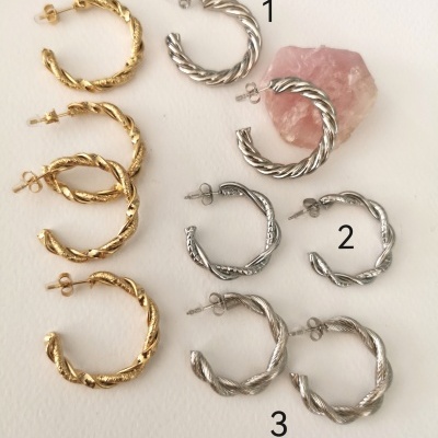 Conjunto de brincos de argola torcidos dourados e prateados com uma pedra cor-de-rosa