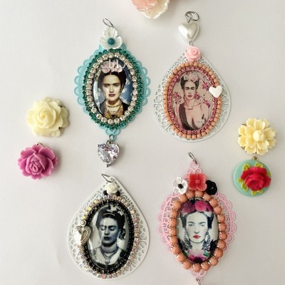 Quatro colares com imagens de Frida Kahlo e várias flores decorativas ao redor