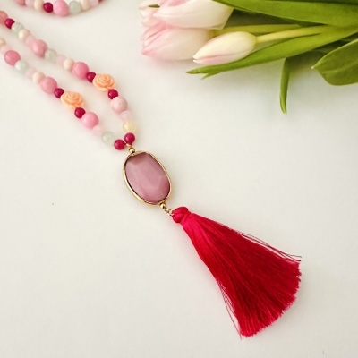 Colar colorido com pendente oval rosa e tassel vermelho