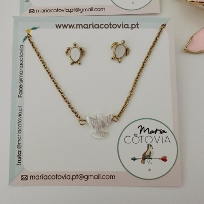 Conjunto de joias com colar dourado com pendente de pássaro e brincos em forma de tartaruga