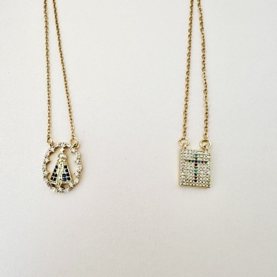 Dois colares dourados com pendentes com pedras coloridas