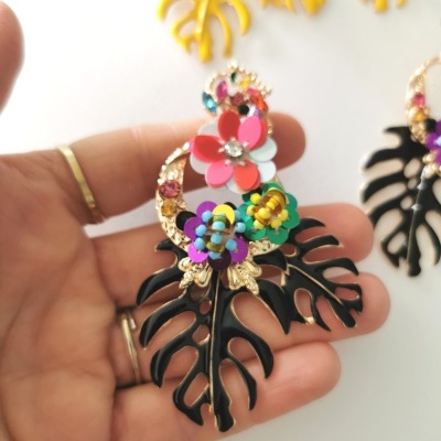 Brinco grande com folha preta, flores coloridas e detalhes dourados