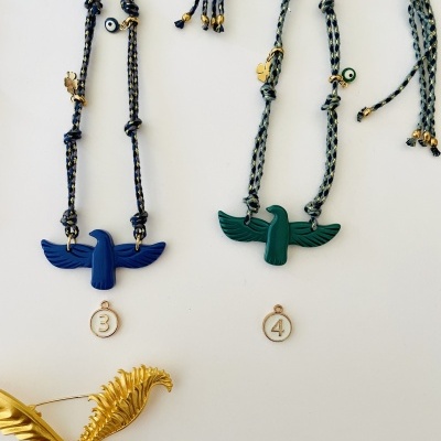 Colares com pingentes de pássaros azul e verde com fios trançados e etiquetas numeradas 3 e 4