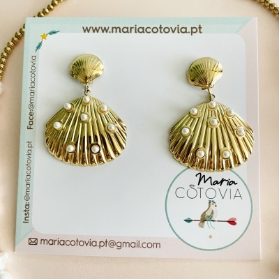 Brincos dourados em forma de concha com pérolas falsas, em cartão de marca Maria CÔTOVIA