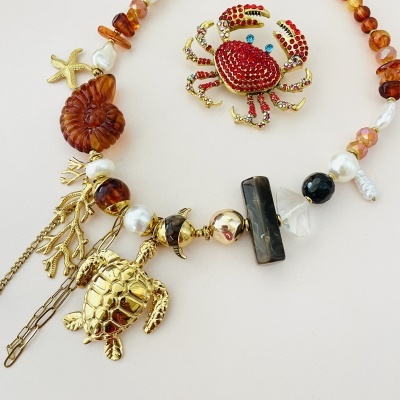 Colar com contas âmbar, pérolas e pendentes dourados de tartaruga, concha e estrela-do-mar