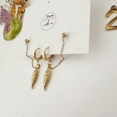 Brincos de metal dourado com peixe pendente em cartão com logotipo Maria Costovia