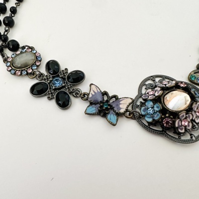 Colar com pedras brilhantes e pendentes de borboleta e flores em metal e esmalte