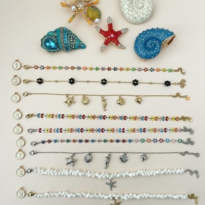 Broches marinhos coloridos com pulseiras numeradas variadas