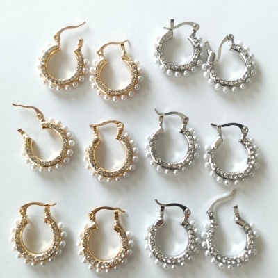 Doze pares de brincos de argola com pérolas em dourado e prateado