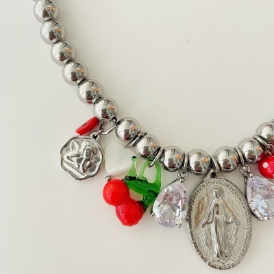 Colar prateado com pendentes coloridos e medalha religiosa