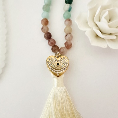 Colar de contas coloridas com pendente dourado em forma de coração e tassel branco