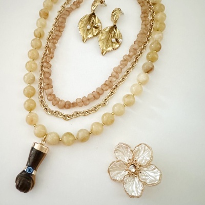 Bijuterias com colares, brincos em forma de folhas douradas com pérolas e broche flor pérola e dourado