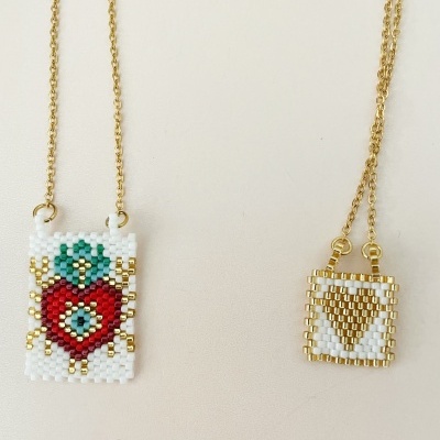 Colares com pendentes de miçangas coloridas com padrões geométricos e correntes douradas