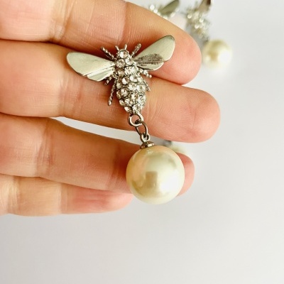 Brincos de abelha prateada com pedras e pérola branca