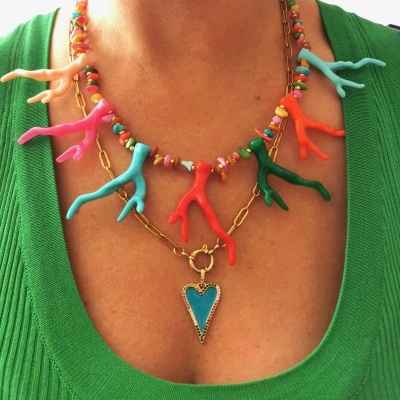 Colar colorido com elementos que imitam corais e pendente de coração azul