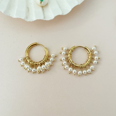 Brincos de argola dourados com pérolas brancas