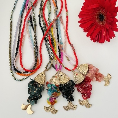 Colares com pendentes de peixe dourado e contas coloridas