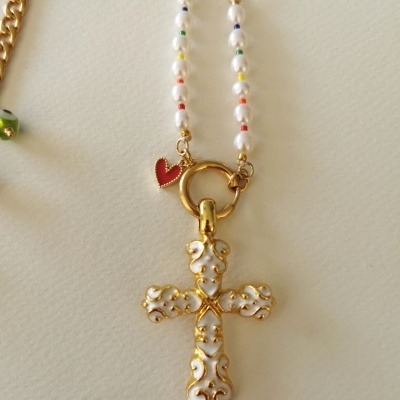 Colar com pendente de cruz dourada e branco e corrente com contas coloridas