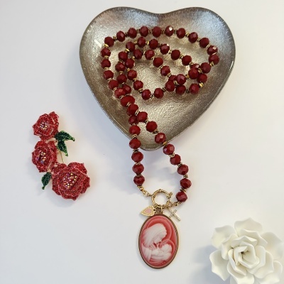 Colar vermelho com pingente de camafeu em prato prateado com broche de rosas e flor branca