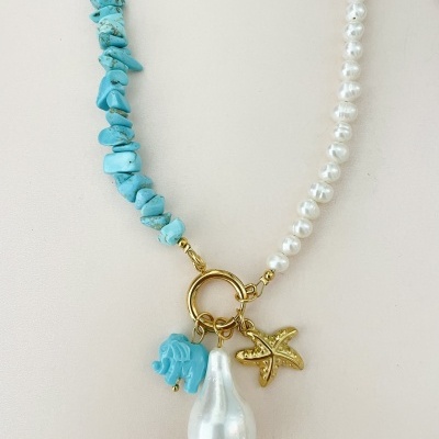 Colar com pedras turquesa, pérolas, e pendentes dourados com pérola grande, sobre fundo branco