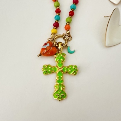 Colar colorido com pendentes de cruz, coração e lua